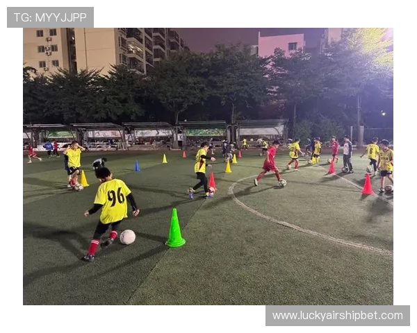 足球社区活动升温，青训营开放日受欢迎